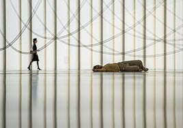 Los intérpretes-bailarines, interactuan y van pulsando las once larguísimas hélices flotantes