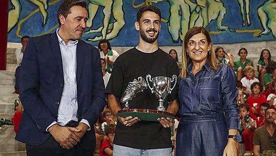 Andrés Martín recibe el Trofeo Chisco en el Palacio de Festivales
