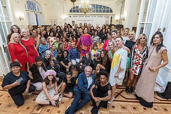Todos los participantes del desfile junto a las diseñadoras Ágatha Ruiz de la Prada y Pilar Ibáñez