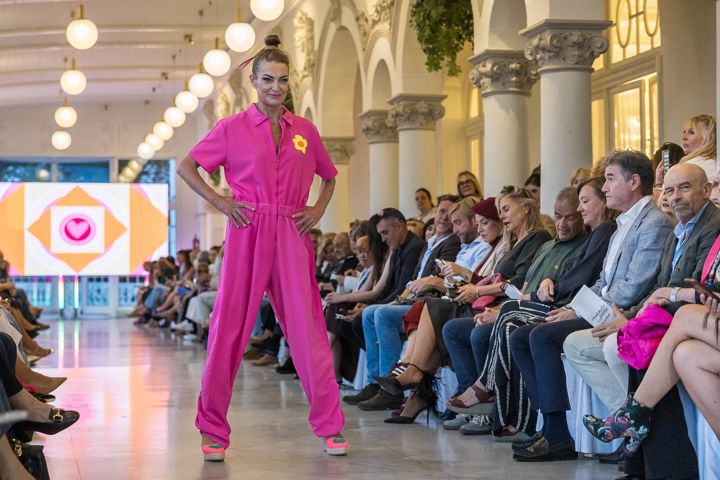 La presidenta de la Alianza Francesa de Santander, Christina Lihme, con mono de Ágatha Ruiz de la Prada.
