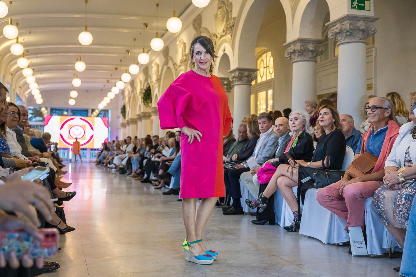 La exconsejera de Economía y Hacienda, Ana Belén Álvarez, durante el desfile con vestido de Ágatha Ruiz de la Prada.
