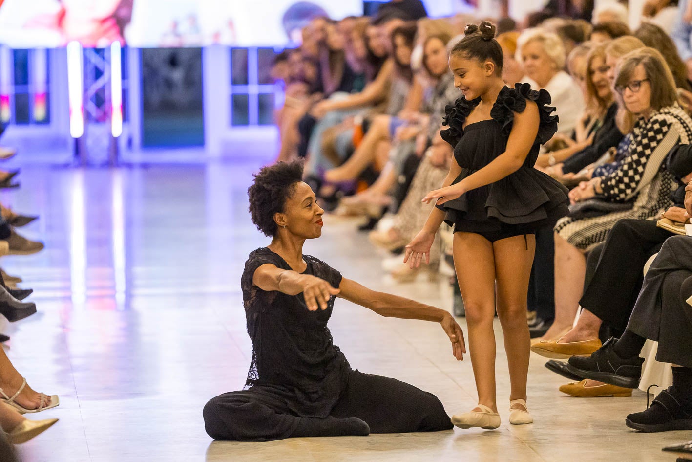 Monty Lima, con su hija Greta Vallejo, durante el espectáculo centrado en la vida de Teresa Céspedes, superviviente de cáncer de mama.