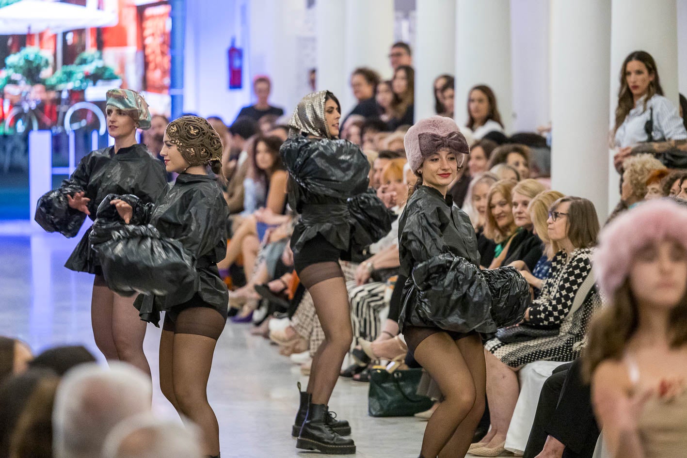 Momento del espectáculo en el que varias bailarinas han salido con tocados de My Josefine.