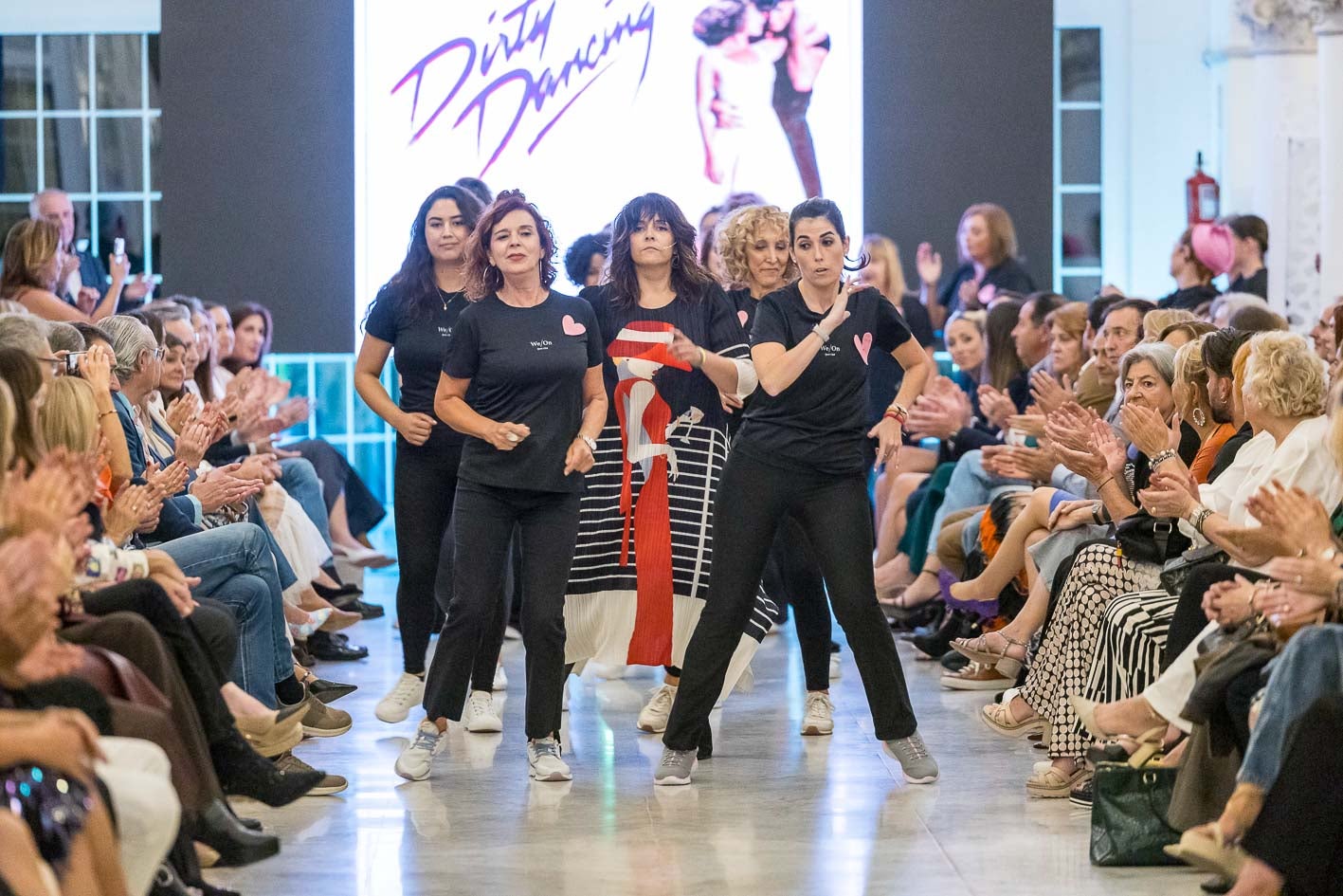 La enfermera Teresa Céspedes (en el centro), durante el espectáculo en el que le han acompañado una treintena de mujeres de distintas edades.