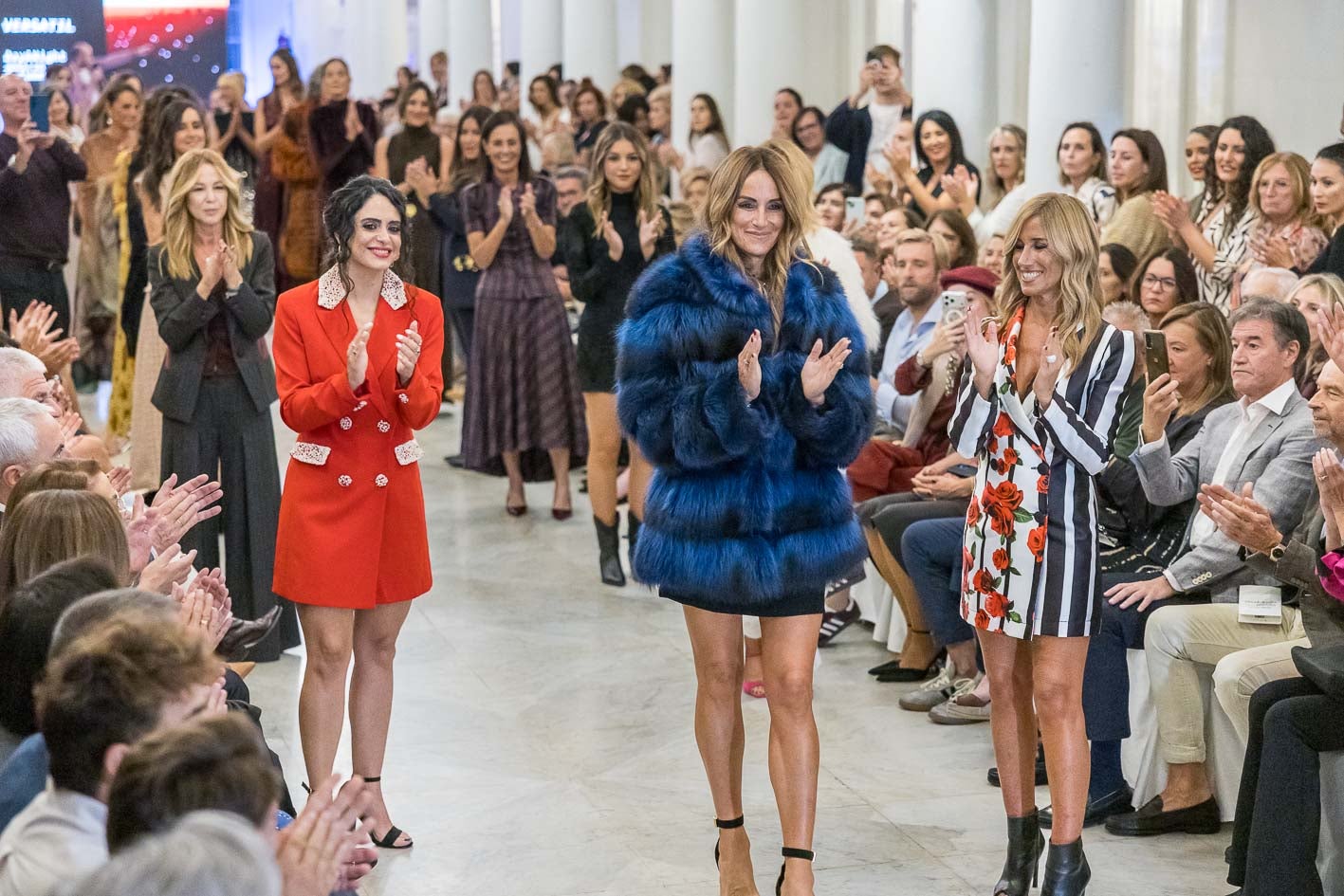 La diseñadora Pilar Ibáñez saluda al terminar su desfile.