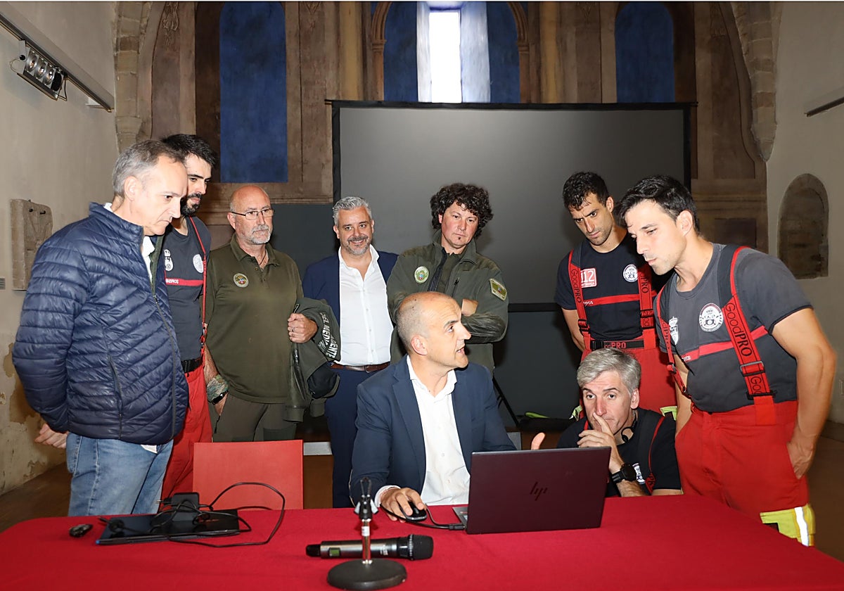 Francisco Novoa enseña el programa a bomberos y agentes forestales en presencia de Samuel Ruiz y de Anselmo Bueno