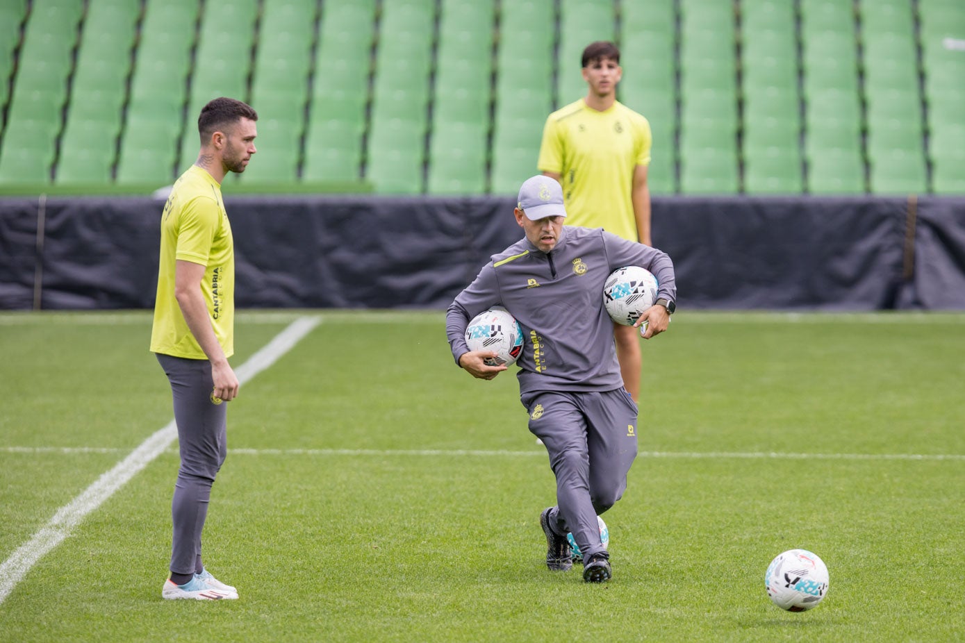 Manu Hernando observa a JAL.