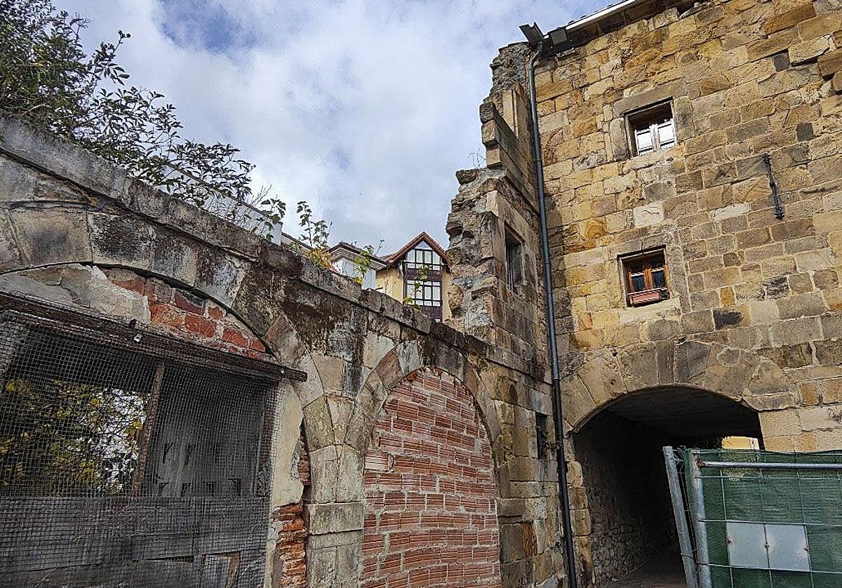 Las primeras grietas aparecieron al poco de derribar el edificio anexo al actual Ayuntamiento.