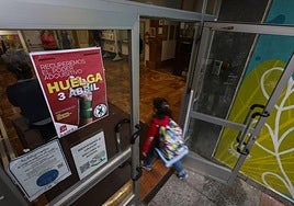 Los alumnos entrando al Colegio Cisneros, en Santander, en la huelga del 3 de abril.