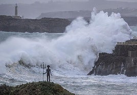 Fuerte oleaje la zona de El Sardinero, en Santander.