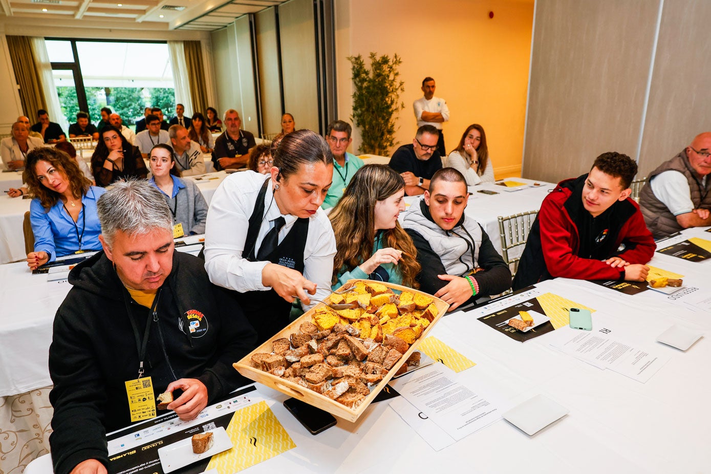 Fidel y José Luis Ortiz, de Conservas Codesa, durante su ponencia sobre anchoas y gildas.