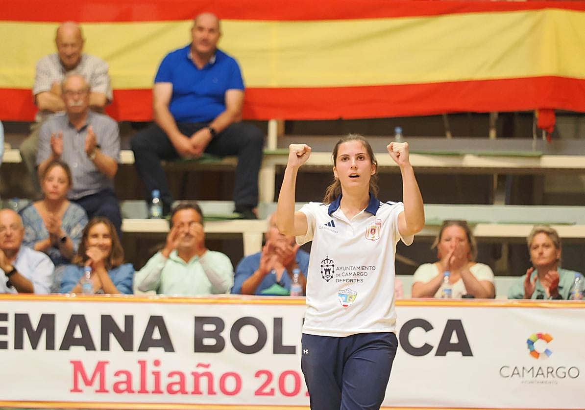 Marta Castillo celebra la consecución del títulonacional en Maliaño.