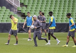 José Alberto, con un balón, durante un entrenamiento en los Campos de sport.
