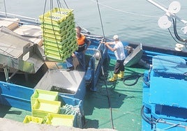 Pescadores descargando en el puerto de Santoña.