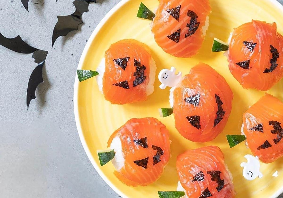 Nuestros niguiris de salmón van a quedar espectaculares en la mesa de Halloween.