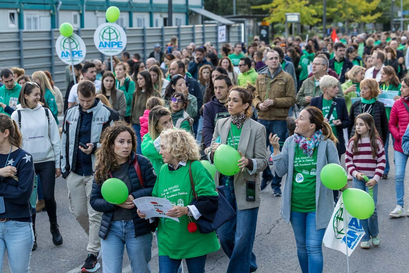 Entre las reivindicaciones, los docentes también incluyen la bajada de ratio o la disminución de la burocracia.