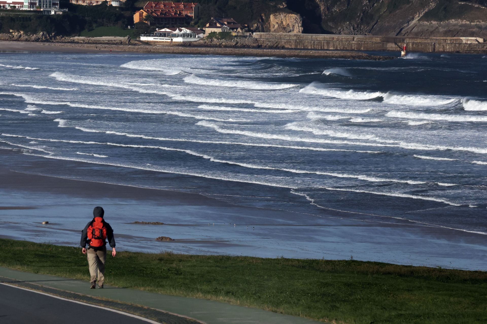 Multitud de olas en la playa de San Vicente de la Barquera.