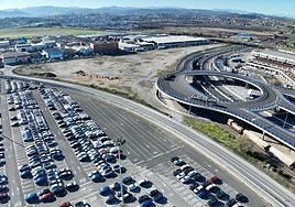 Arriba, la explanada del triángulo curvilíneo de Raos que el Puerto va a urbanizar.