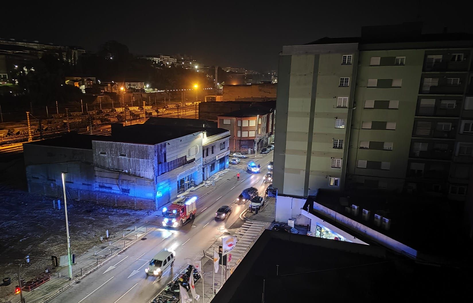 Cartel publicitario de venta de coches desprendido en la calle Castilla, con un camión de bomberos llegando a la zona, sobre las siete de la mañana.