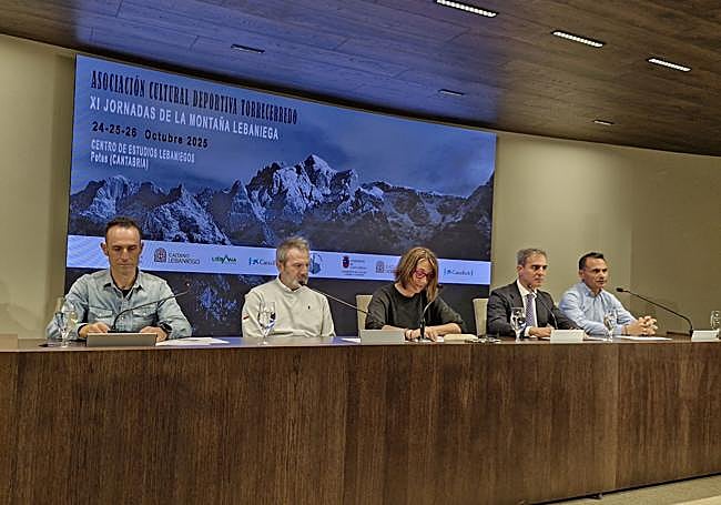 Carlos González, Finuco Martínez, Susana Ruiz, Emilio Cuadrado y Juan Pérez, durante la presentación de las Jornadas.
