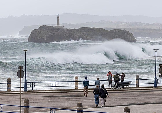 Benjamín se ha dejado sentir en la costa con enormes olas y fuertes rachas de viento.