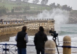 El fuerte oleaje rompe contra el muro del Chiqui, en El Sardinero, frente a las miradas de los curiosos que se han acercado a la zona