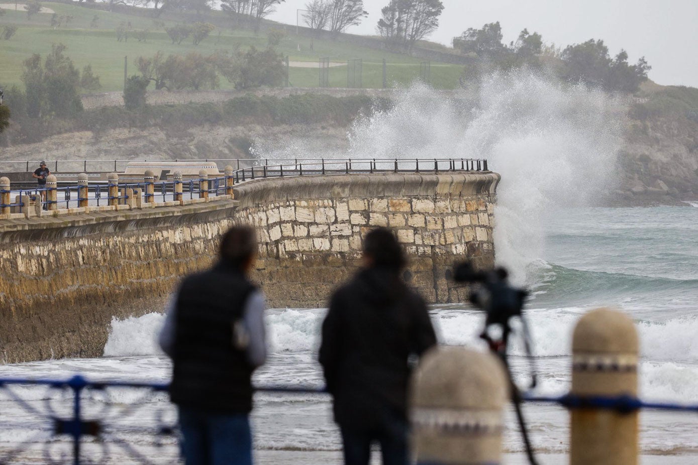 El fuerte oleaje rompe contra el muro del Chiqui, en El Sardinero.