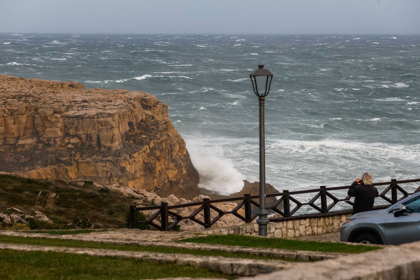 Un hombre fotografía 'esa bravura que viene del mar'.