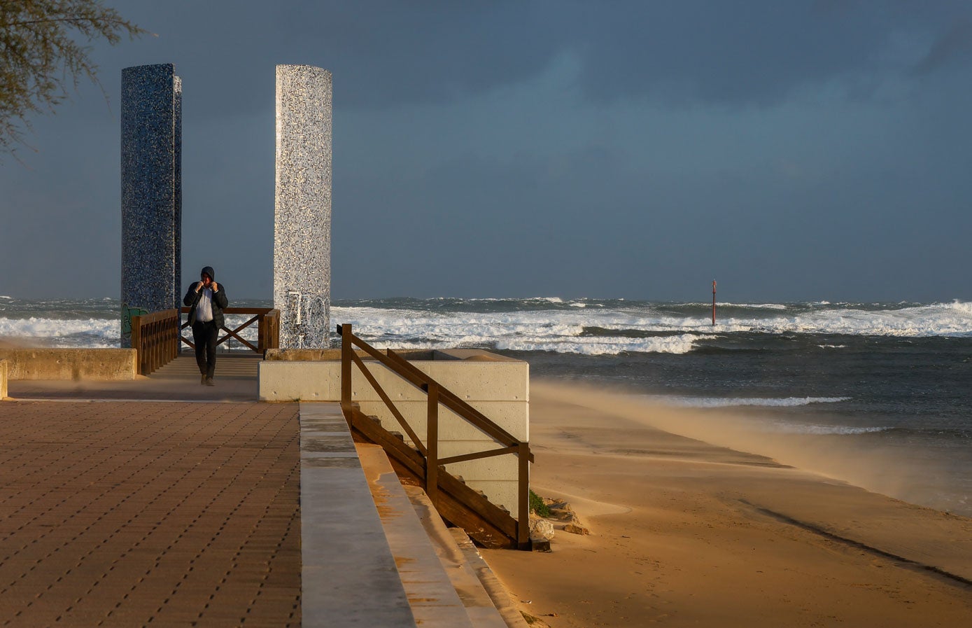 Fuerte oleaje en la playa de La Riberuca, en Suances.