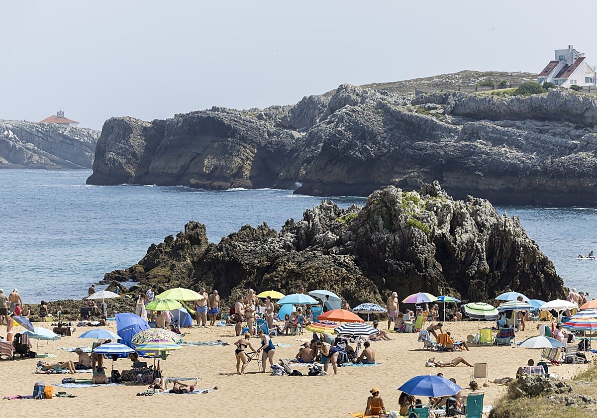 Turistas en la playa de San Juan de la Canal, el pasado agosto.