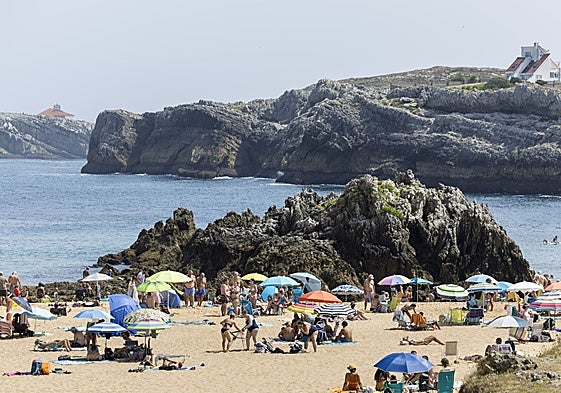 Turistas en la playa de San Juan de la Canal, el pasado agosto.