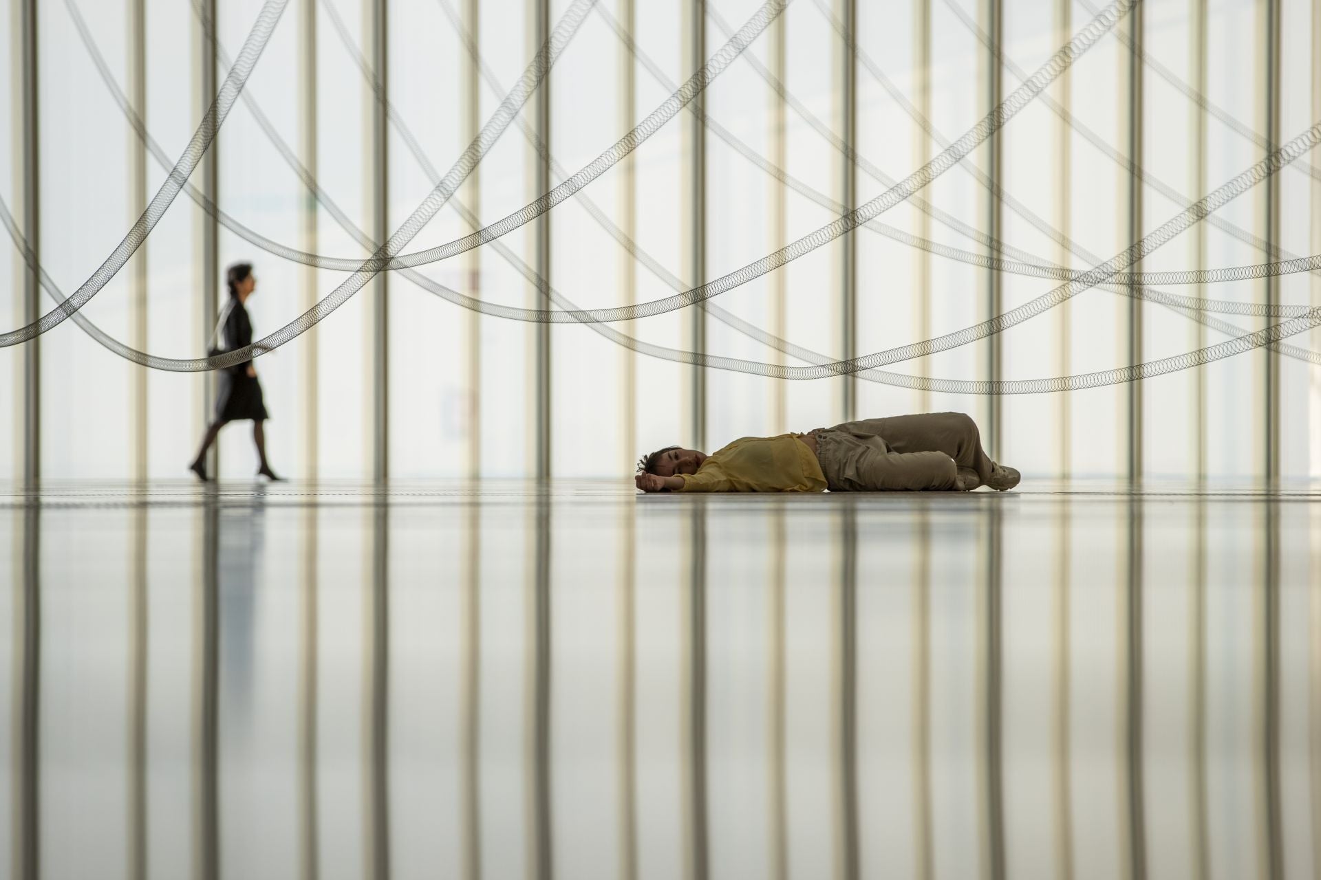 Los intérpretes-bailarines, interactuan y van pulsando las once larguísimas hélices flotantes