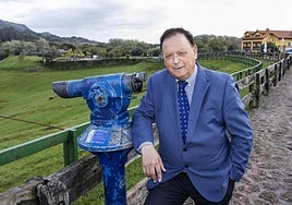 Blanco eligió expresamente este lugar para la foto: en Cabárceno («el gran activo») y con una posada rural (Posada Cabárceno) al fondo.