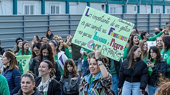 Silva resiste el pulso y mantiene su postura pese a la huelga y la manifestación de los docentes