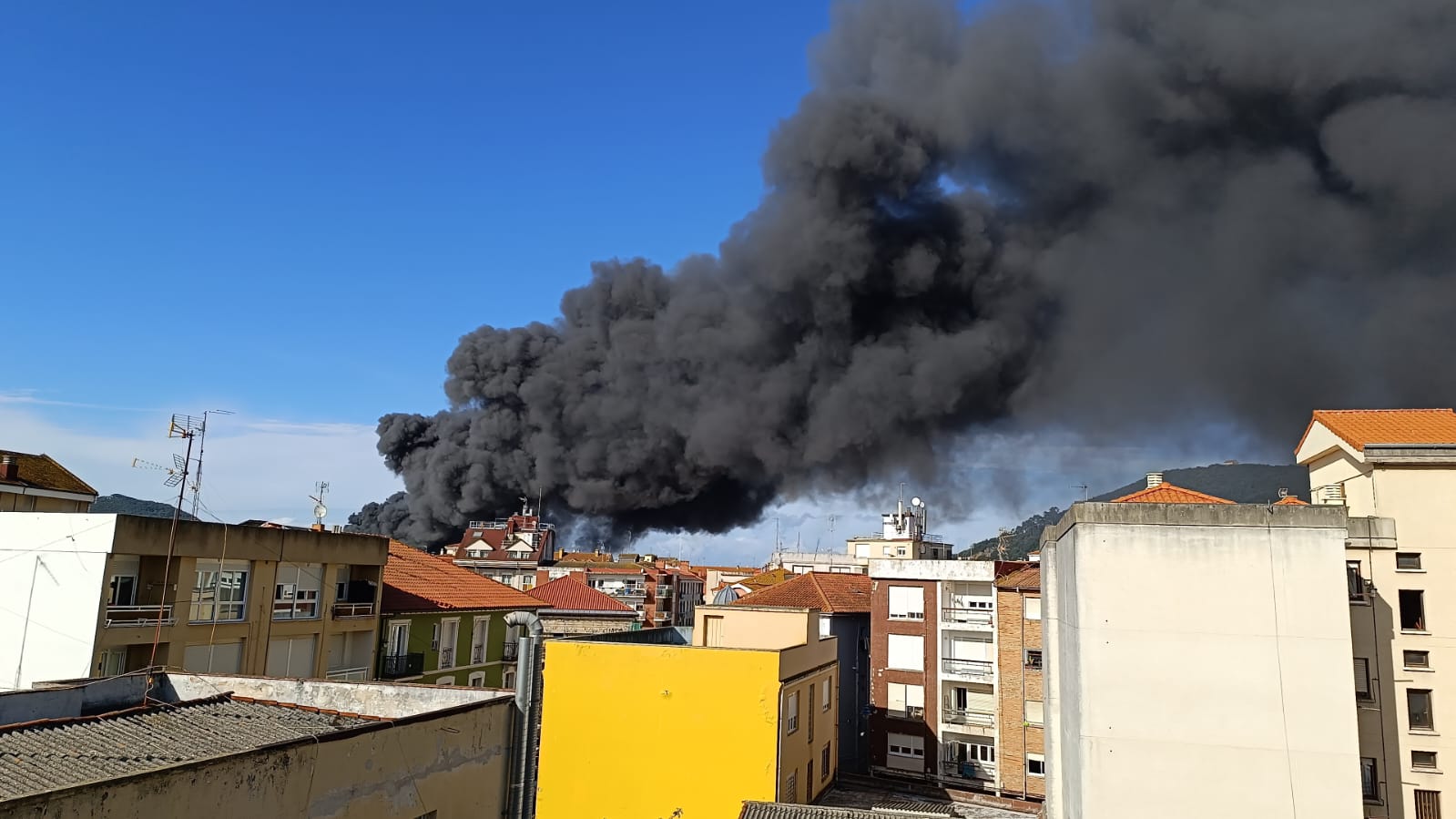 La combustión de aceites y plástico ha provocado la densa columna de humo