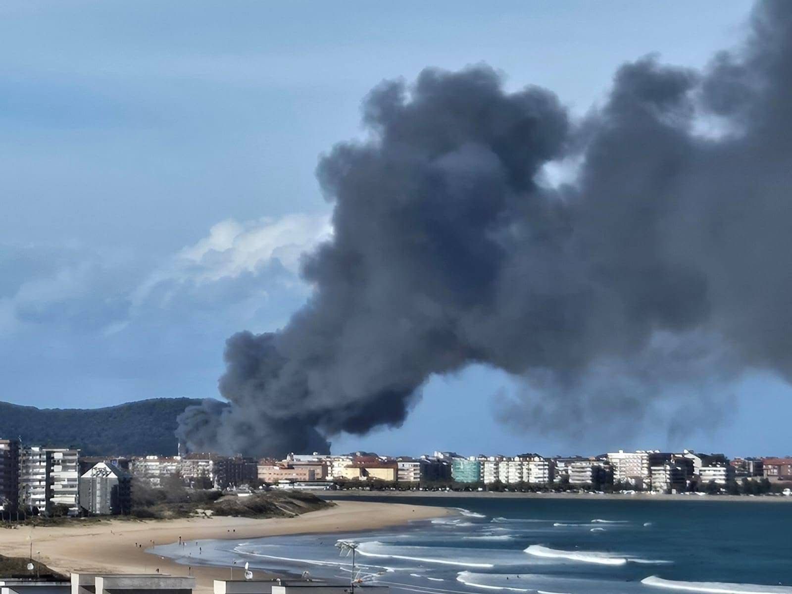 El humo se podía ver a varios kilómetros de distancia