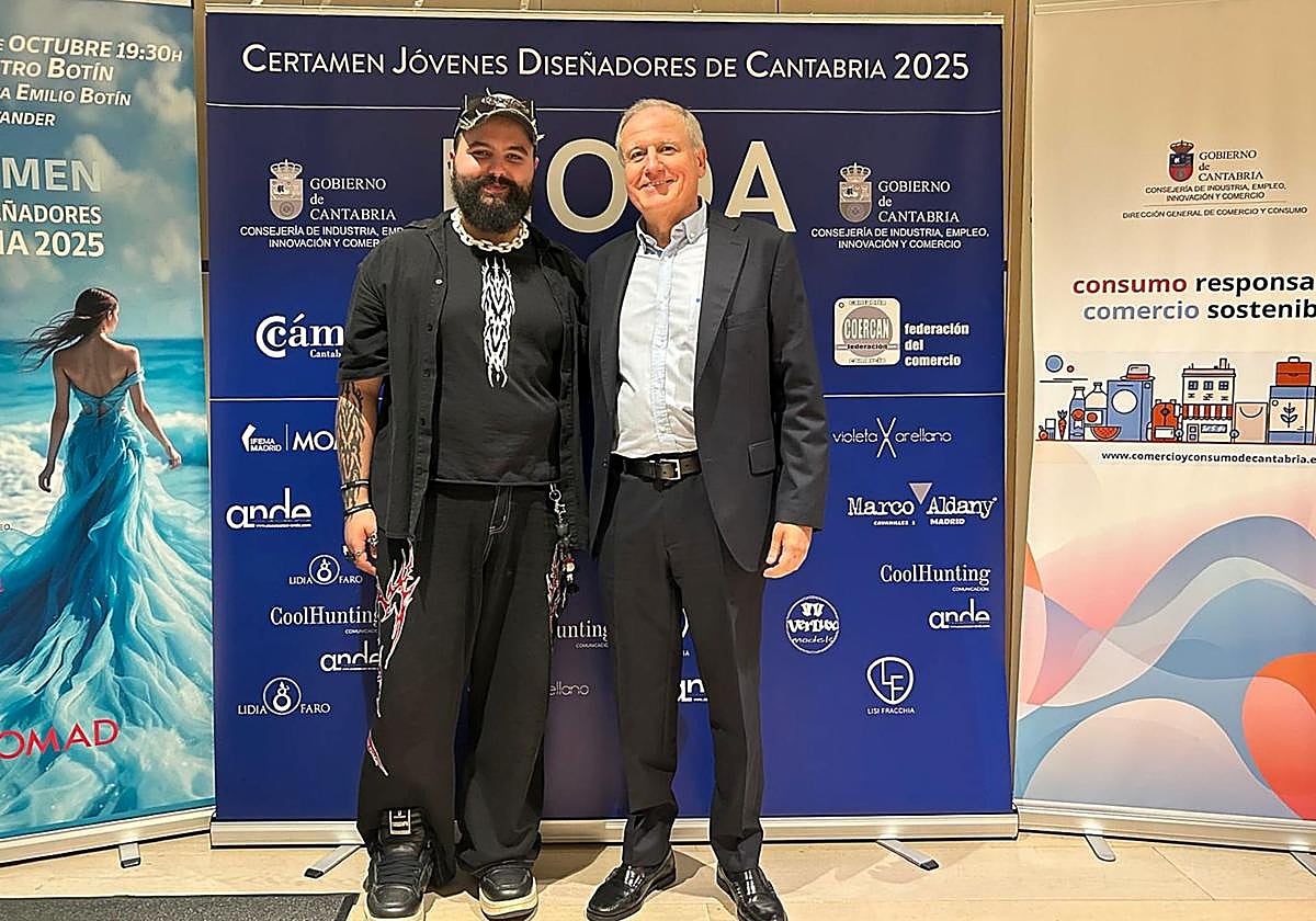 Mario Rodríguez (izquierda) junto al consejero de Industria.