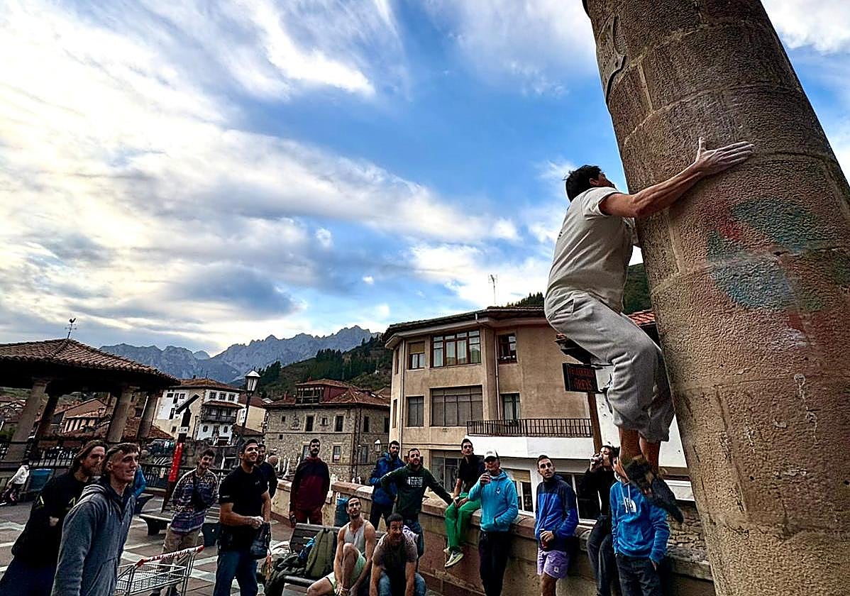 Un operario da los últimos retoques a la estructura de la prueba de velocidad.