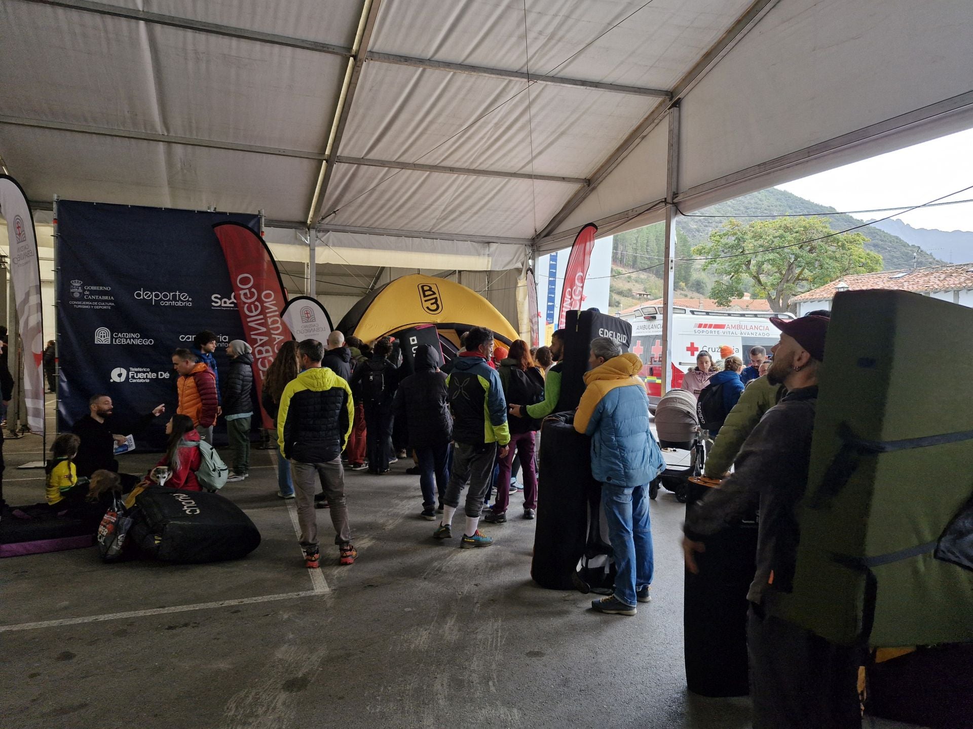 Los inscritos en la Copa Urbana esperan turno para recoger su dorsal y la información de las localizaciones.