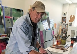 El arista en su estudio. Abajo, una de las obras que expondrá.