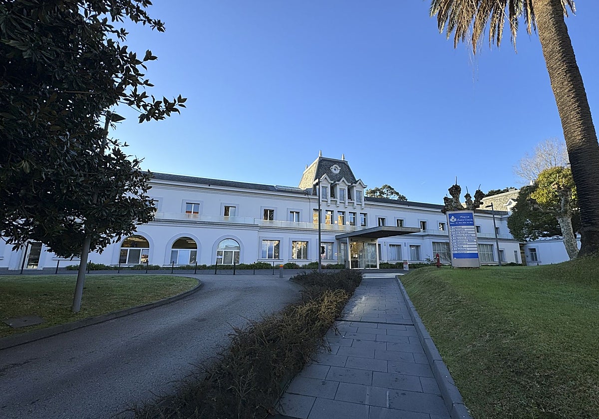 Fachada principal del Hospital Santa Clotilde, en Santander.