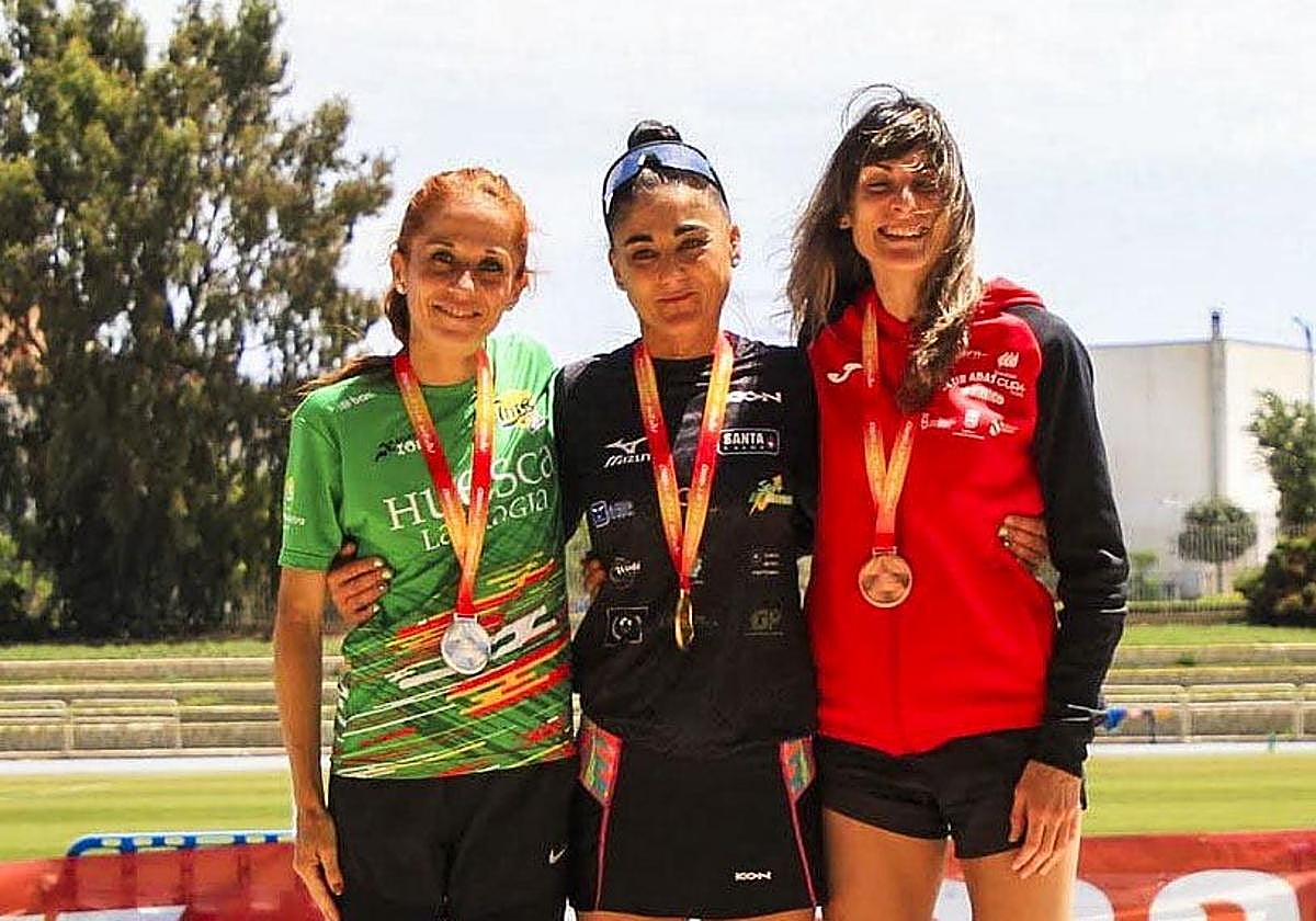 Dolores Marco, en el centro, con Beatriz Martínez y Esther Rodríguez, en el podio nacional.
