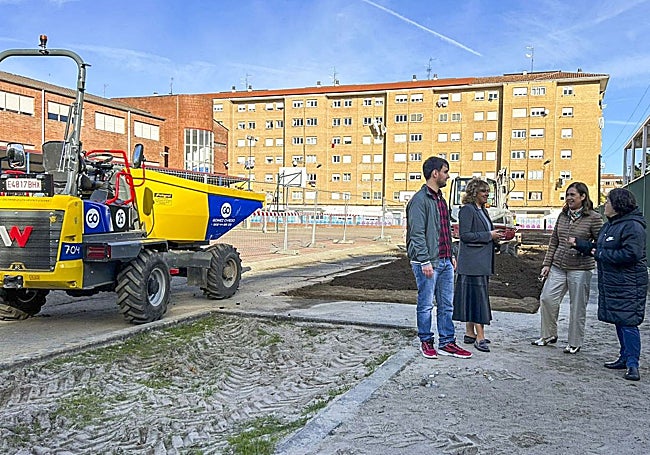 La concejala charla con los técnicos del proyecto y la directora del centro.