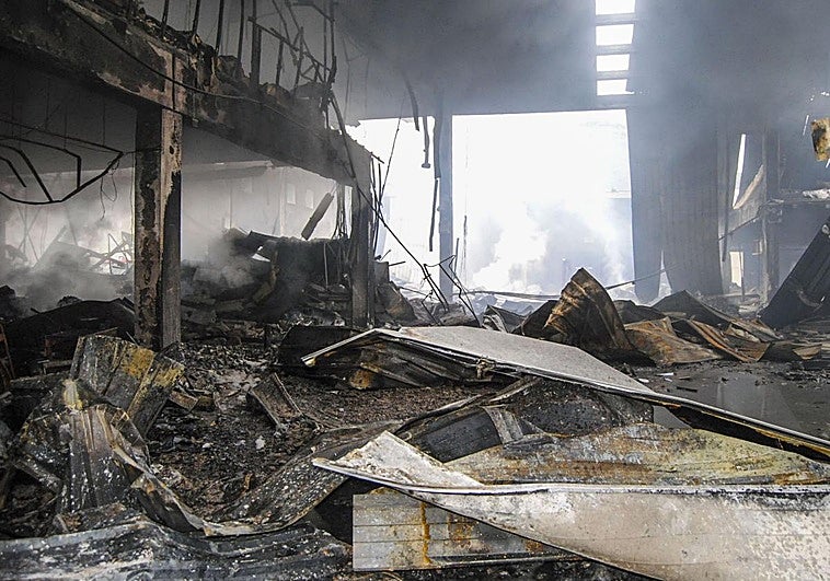 Estado que presenta la fábrica Crespo de Santoña tras el voraz incendio