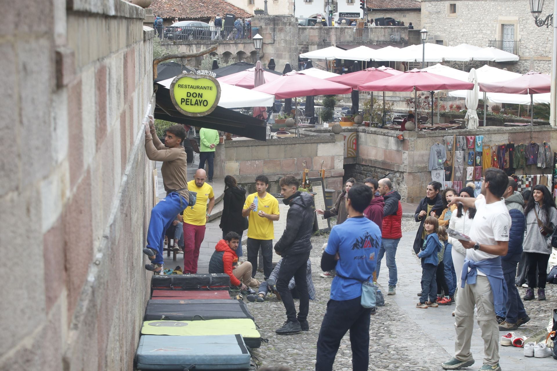 Un escalador trepa por una pared en uno de los puntos de la Copa Urbana.