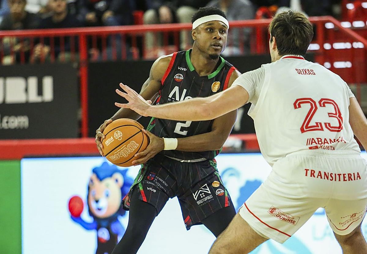 Powell, del Alega, protege el balón ante Saraiva, del Ourense, en el Vicente Trueba