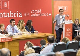 Pedro Casares, durante su intervención de ayer en el comité regional, junto a miembros de su Ejecutiva.