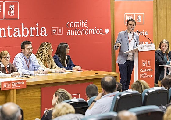 Pedro Casares, durante su intervención de ayer en el comité regional, junto a miembros de su Ejecutiva.