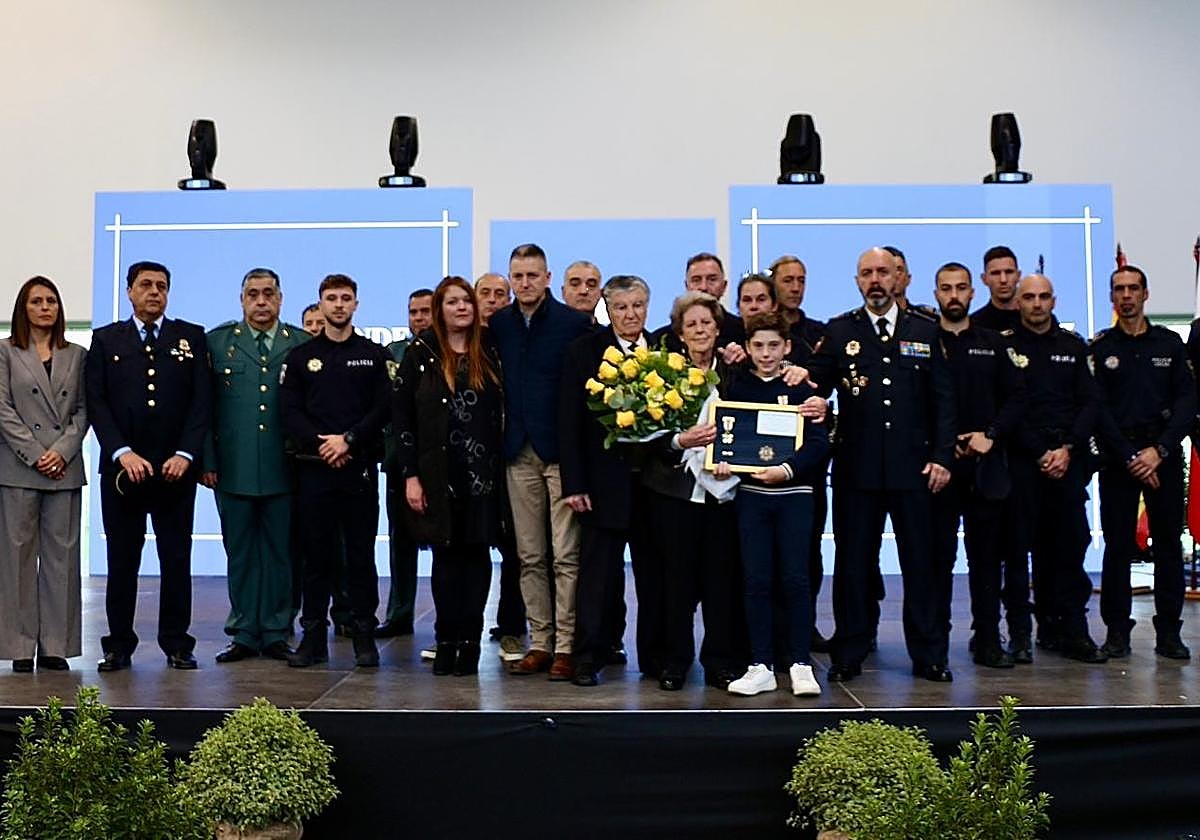 En el centro de la imagen, la familia del agente fallecido, acompañados de las autoridades y compañeros.