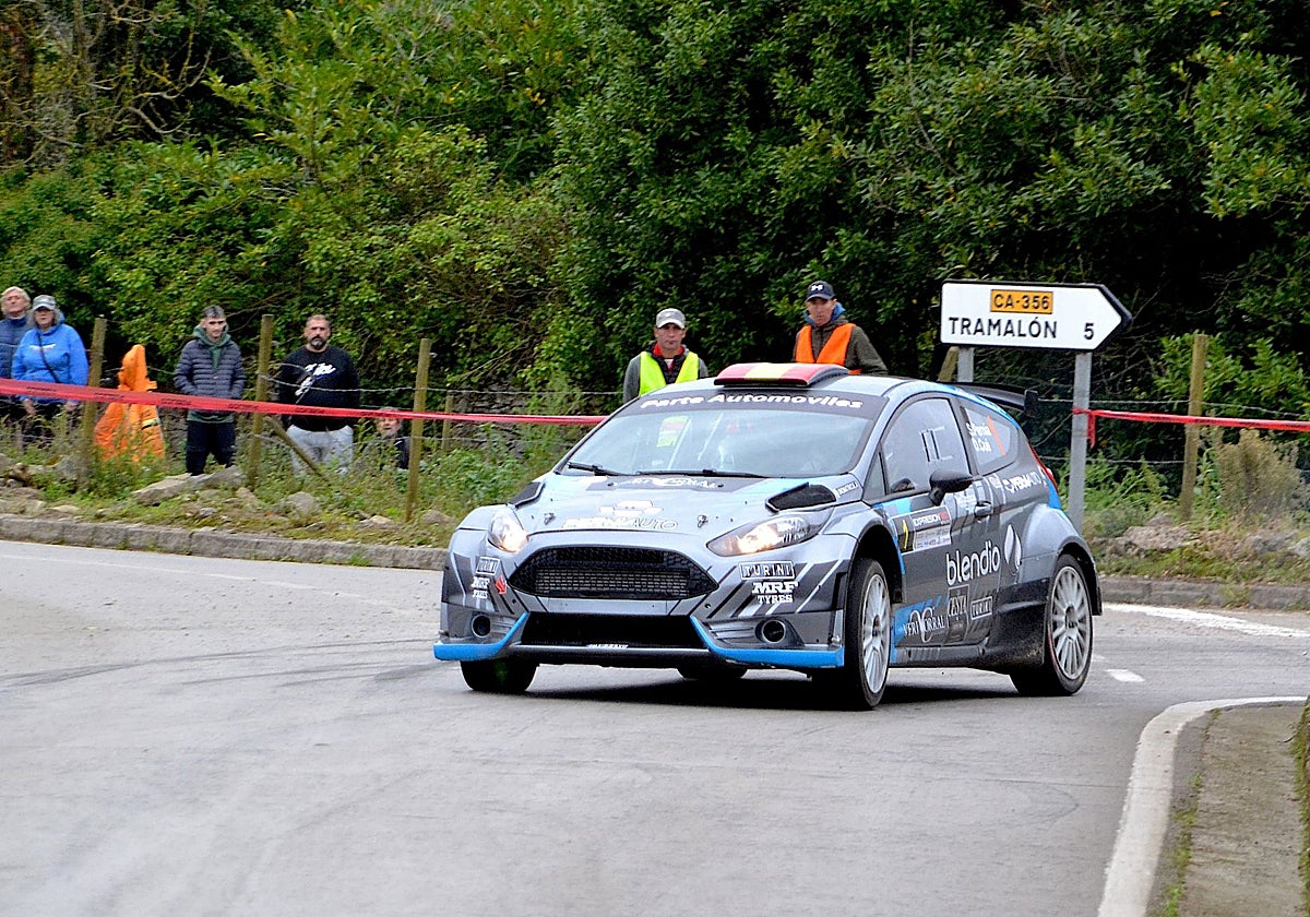 Surhayen Pernía afrontando el cruce de Tramalón con su Ford Fiesta
